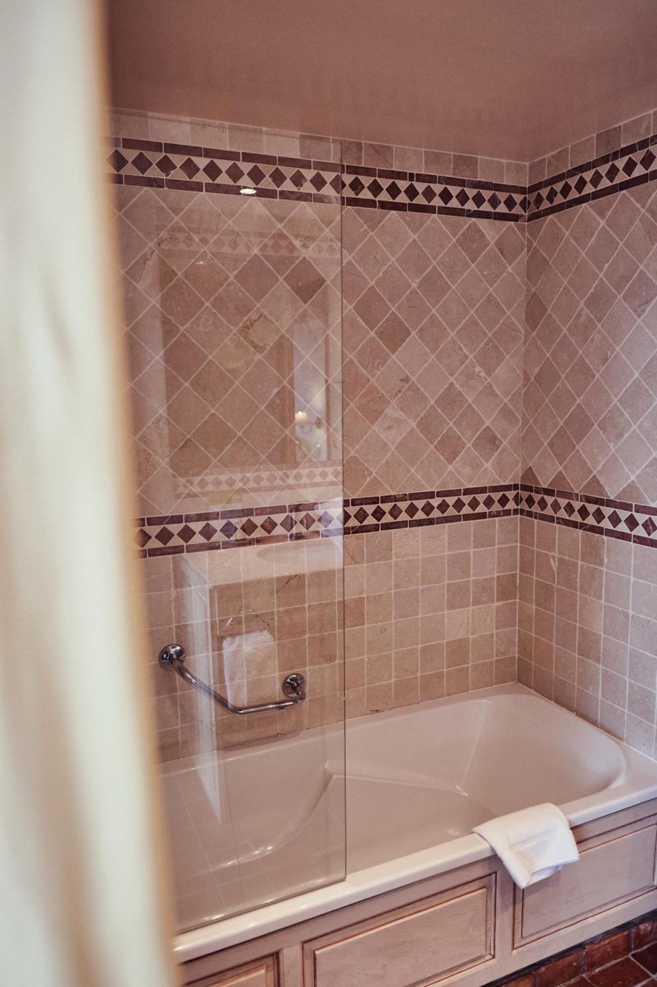 Hostellerie De La Tour D'Auxois Saulieu Esterno foto