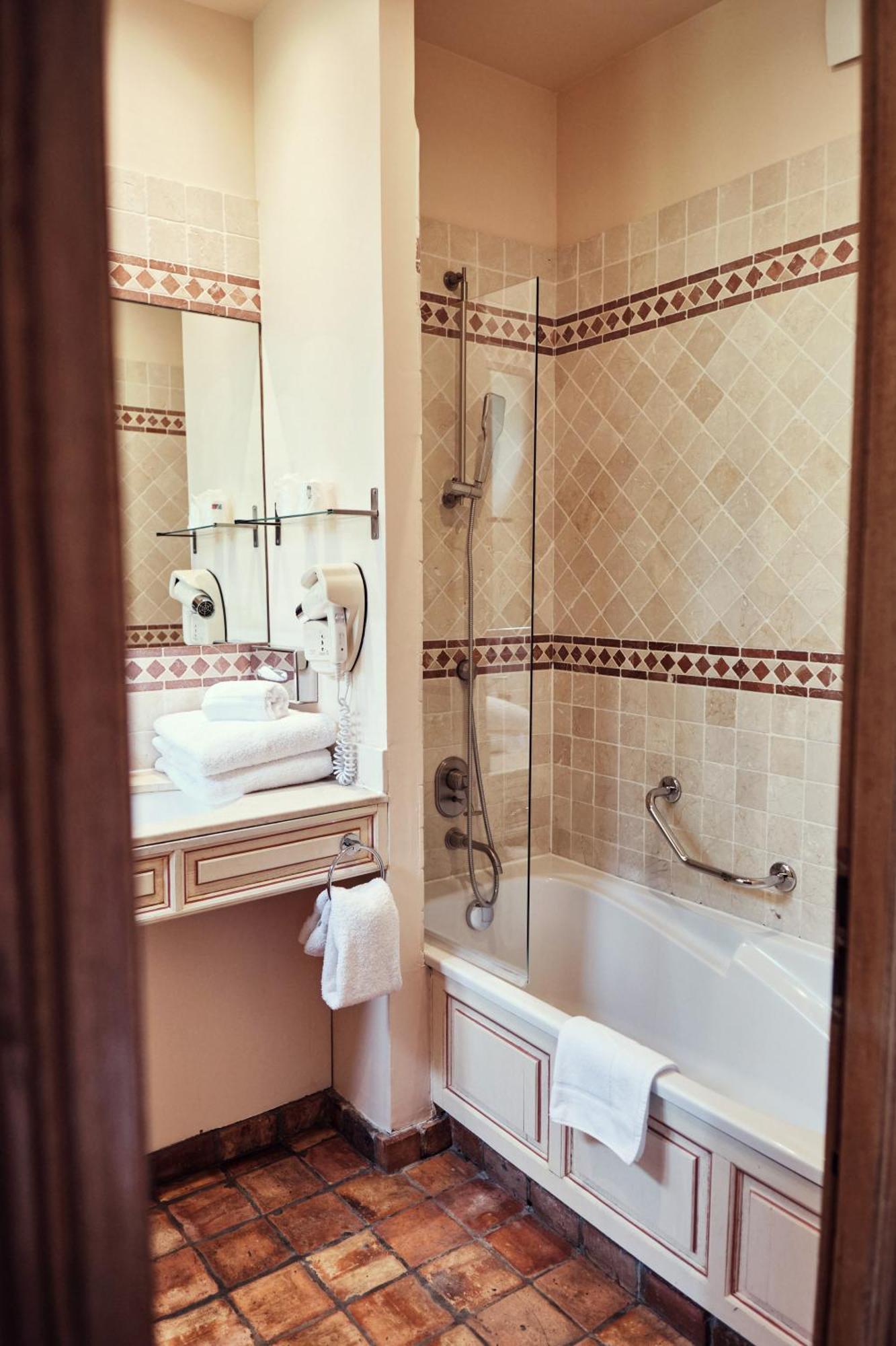 Hostellerie De La Tour D'Auxois Saulieu Esterno foto